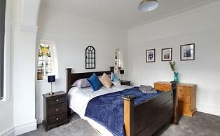 Stylish King Bed Suite Free Parking Large Patio