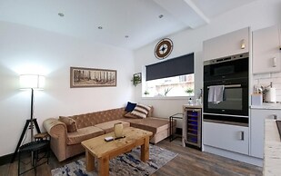 Stylish King Bed Suite Free Parking Large Patio