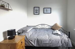 Stylish King Bed Suite Free Parking Large Patio