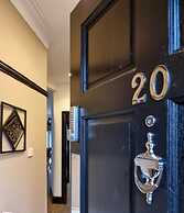 Stylish King Bed Suite Free Parking Large Patio