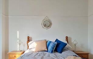 Stylish King Bed Suite Free Parking Large Patio