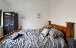 Stylish King Bed Suite Free Parking Large Patio