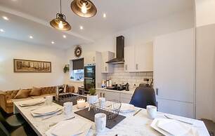 Stylish King Bed Suite Free Parking Large Patio