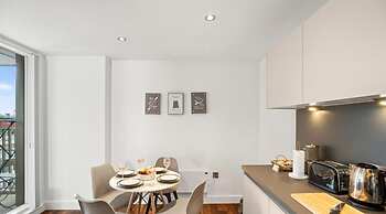 Spectacular Apartment Balcony View in City Centre