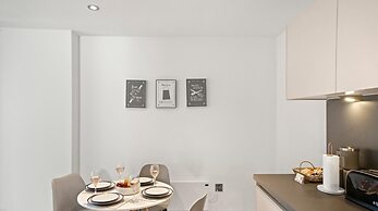 Spectacular Apartment Balcony View in City Centre