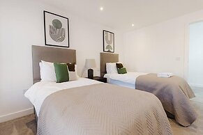 Watford - House - Sleeps 6 - Parking - Garden