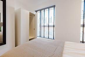 Watford - House - Sleeps 6 - Parking - Garden