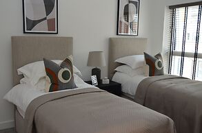 Watford - House - Sleeps 6 - Parking - Garden