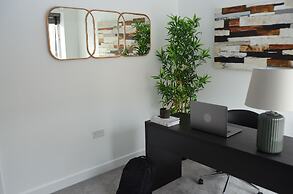 Watford - House - Sleeps 6 - Parking - Garden