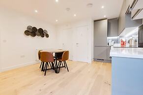 Watford - House - Sleeps 6 - Parking - Garden