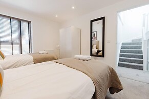 Watford - House - Sleeps 6 - Parking - Garden