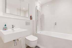 Watford - House - Sleeps 6 - Parking - Garden