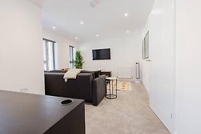 Watford - House - Sleeps 6 - Parking - Garden