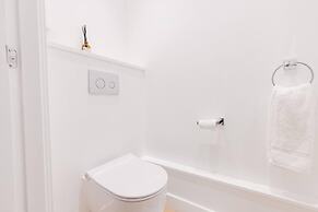 Watford - House - Sleeps 6 - Parking - Garden