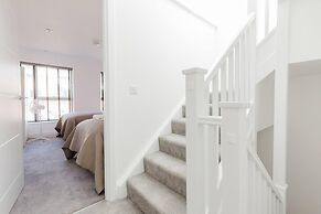 Watford - House - Sleeps 6 - Parking - Garden