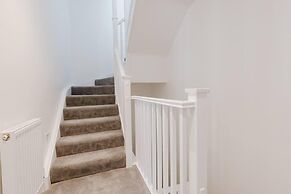 Watford - House - Sleeps 6 - Parking - Garden