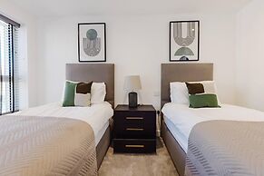 Watford - House - Sleeps 6 - Parking - Garden