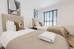 Watford - House - Sleeps 6 - Parking - Garden