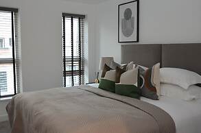 Watford - House - Sleeps 6 - Parking - Garden