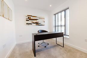 Watford - House - Sleeps 6 - Parking - Garden