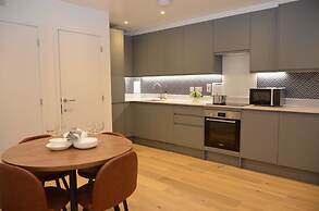 Watford - House - Sleeps 6 - Parking - Garden