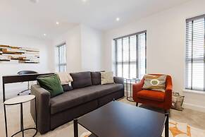 Watford - House - Sleeps 6 - Parking - Garden