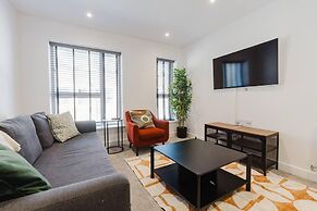 Watford - House - Sleeps 6 - Parking - Garden