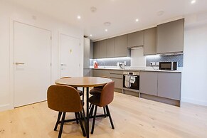 Watford - House - Sleeps 6 - Parking - Garden