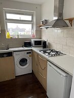 Charming 2-bed Apartment in Heathrow First Floor