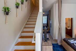 ASK FOR Discount-vibrant 2 Story Apt Apple TV