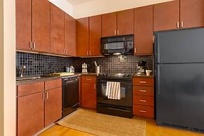 ASK FOR Discount-vibrant 2 Story Apt Apple TV