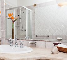 Fantastico Baia de Bahas Residence Sea View two Bedroom Sleeps six Num