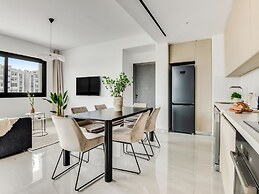 Sanders Premier - Lovely 2 bdr apt With Balcony