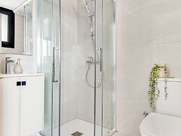 Sanders Premier - Lovely 2 bdr apt With Balcony