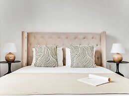 Sanders Premier - Lovely 2 bdr apt With Balcony