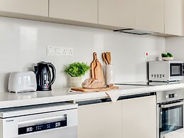 Sanders Premier - Lovely 2 bdr apt With Balcony