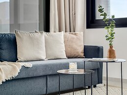 Sanders Premier - Lovely 2 bdr apt With Balcony