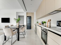 Sanders Premier - Lovely 2 bdr apt With Balcony