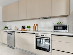 Sanders Premier - Nice 2 bdr apt With Balcony