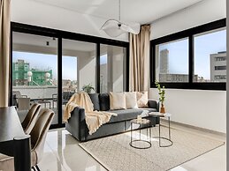 Sanders Premier - Nice 2 bdr apt With Balcony