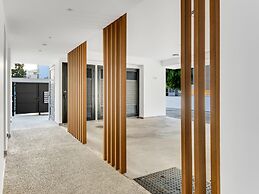 Sanders Premier - Nice 2 bdr apt With Balcony