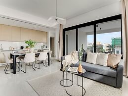 Sanders Premier - Nice 2 bdr apt With Balcony