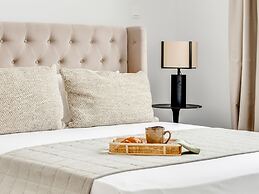 Sanders Premier - Nice 2 bdr apt With Balcony