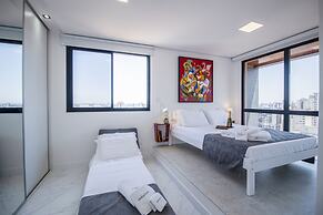 Duplex em Pinheiros com piscina e AC