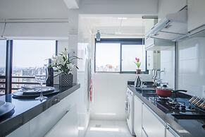 Duplex em Pinheiros com piscina e AC