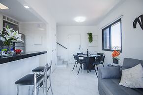 Duplex em Pinheiros com piscina e AC