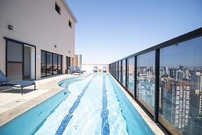 Duplex em Pinheiros com piscina e AC