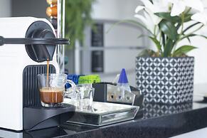 Duplex em Pinheiros com piscina e AC