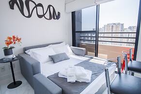 Duplex em Pinheiros com piscina e AC