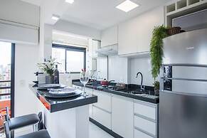 Duplex em Pinheiros com piscina e AC